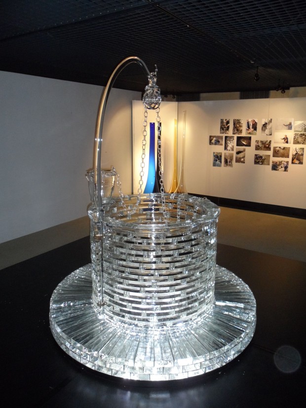 Il pozzo di cristallo, opera di artigiani di Colle Val d'Elsa esposto all'Archivio di stato per la FDW